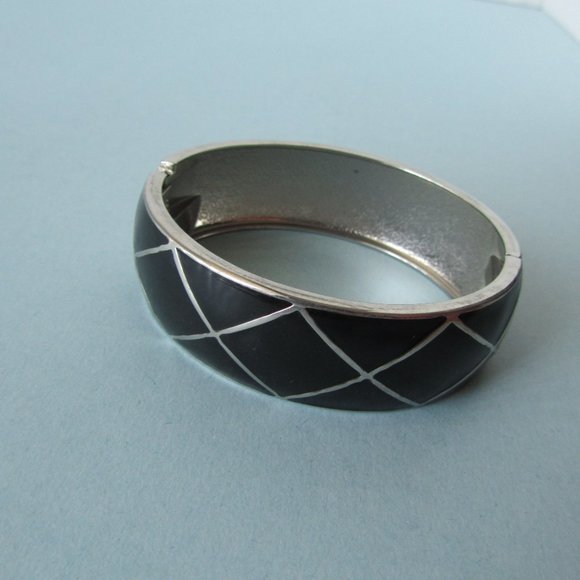 Vintage Black Enamel Silver Tone Metal Hinged Oval Bangle Jewelry Bracelet - Picture 8 of 8